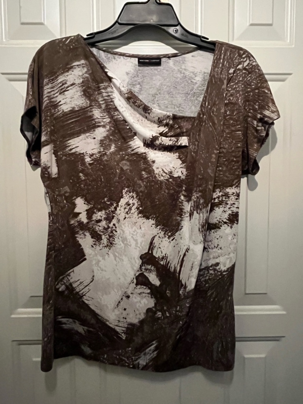 New York & Company Brown and White Abstract Short Sleeve Top